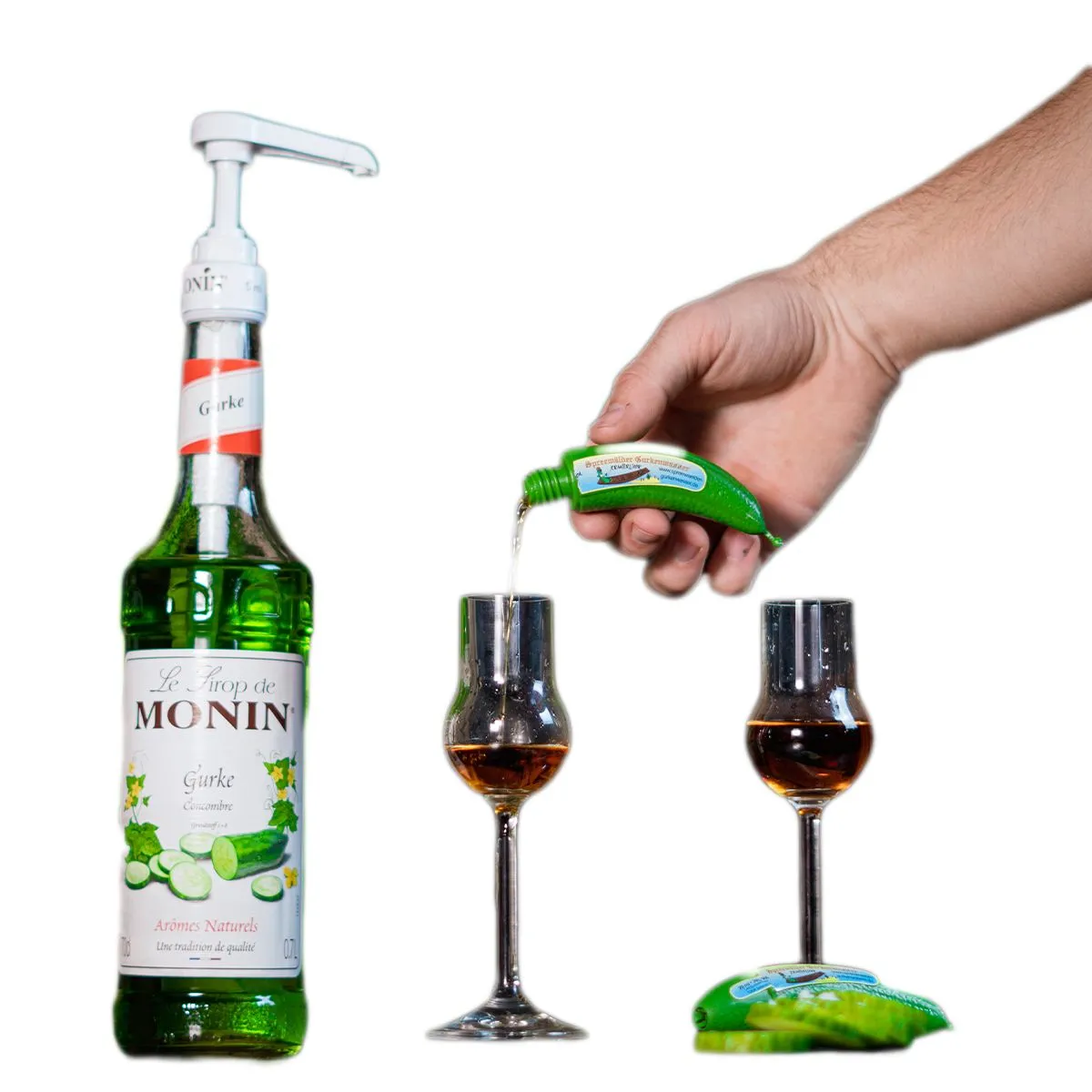 Sirup, zwei Gläser mit Gurkenwasser