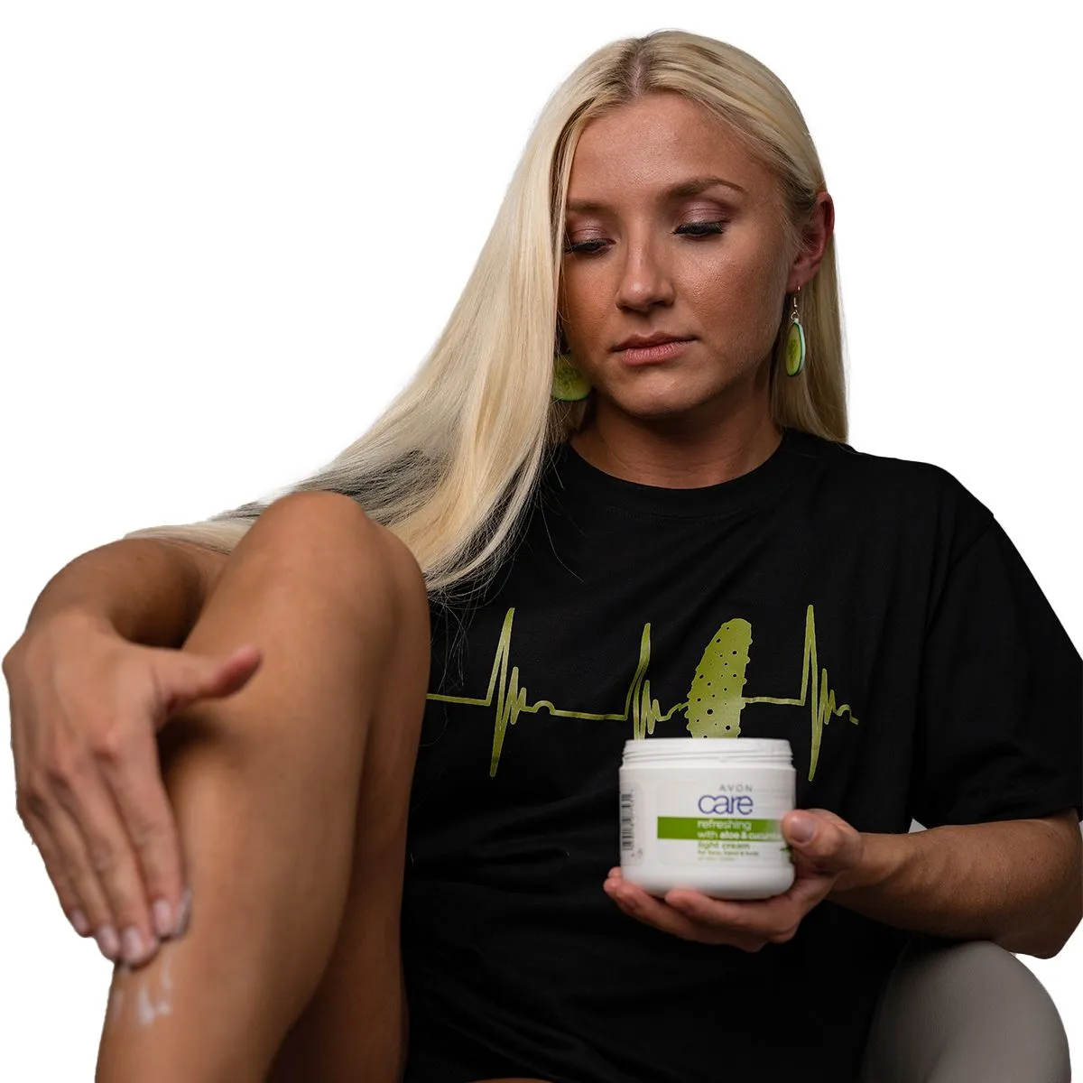 Model cremt Creme auf Bein